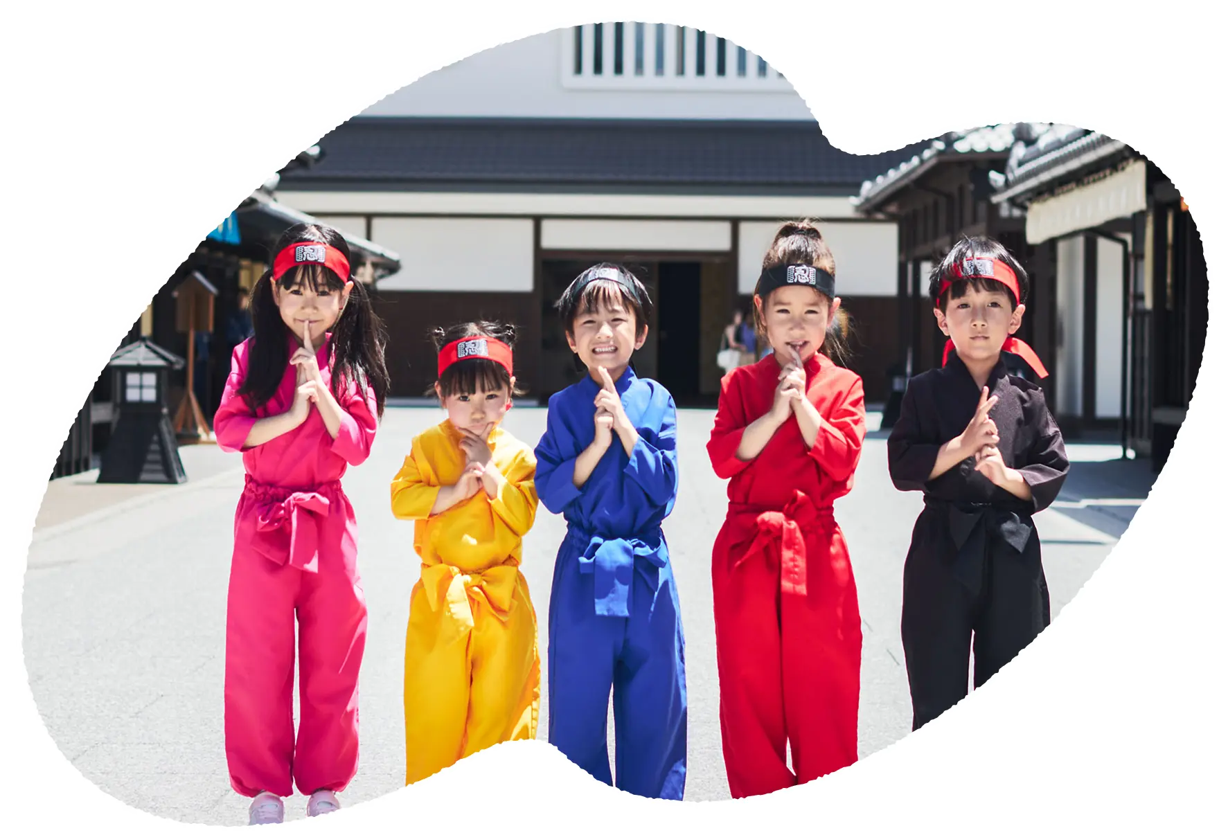穿着忍者服装的孩子们