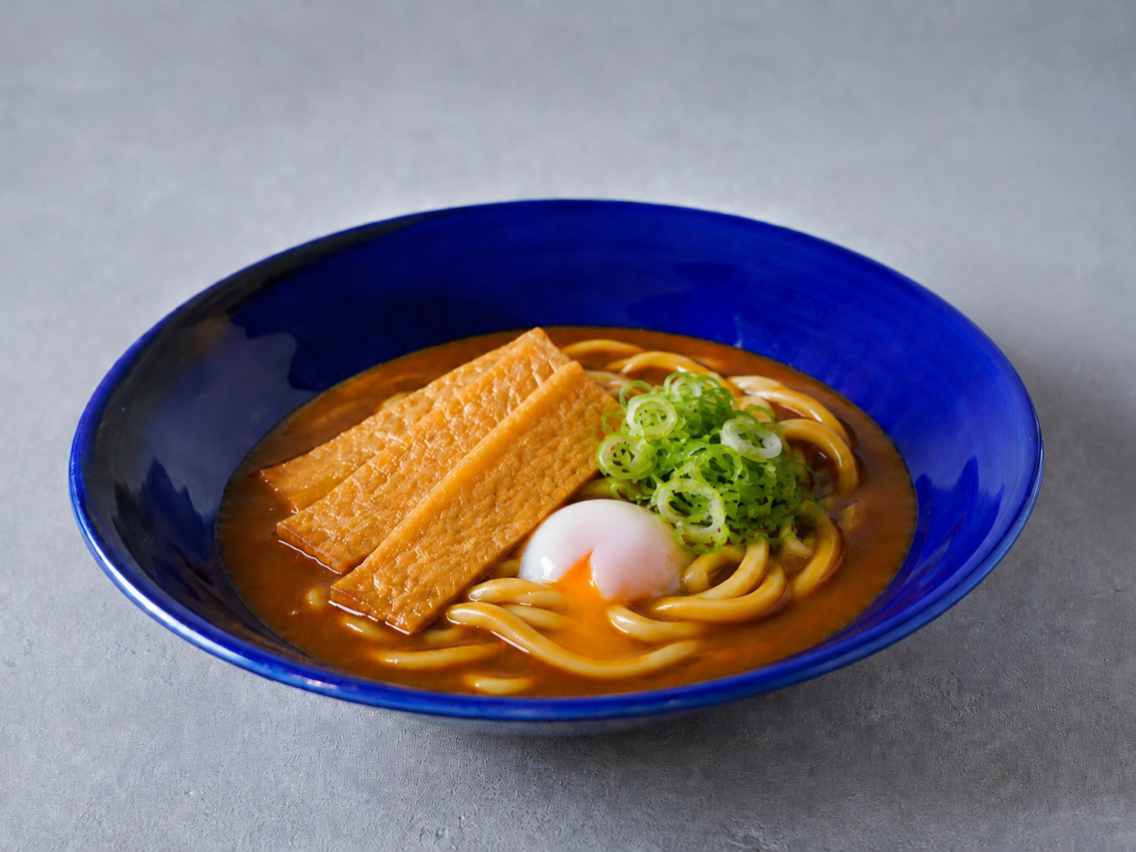 【季节限定】 油炸豆腐和温泉蛋的冷咖喱乌冬面